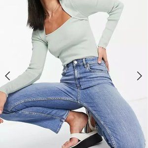 NWOT high rise sassy cigarette jeans in bright wash